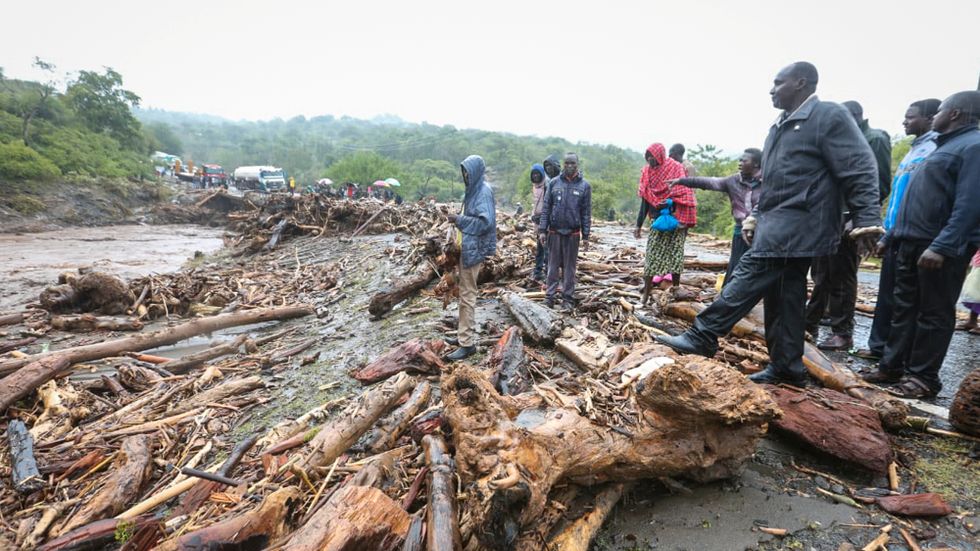 Dödliga jordskred har bildats efter skyfalll i Kenya där minst 29 omkommit. I grannlandet Tanzania har minst tio människor omkommit.