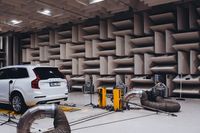 I det tystaste rummet hos biltillverkaren i Torslanda, känt som “ljudlabbet”, utvecklas ljud för de nya elbilarna. 