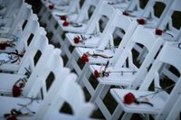 Blommor på vita stolar vid en av minnesceremonierna för dödsoffer vid massmordet i Las Vegas i oktober. Arkivbild.
