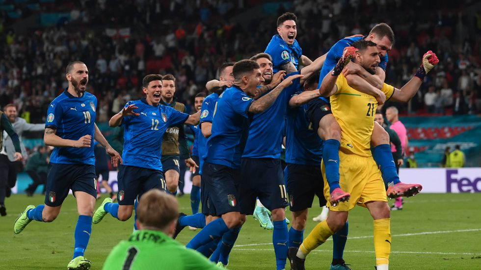 Italien firar efter vinsten mot England.