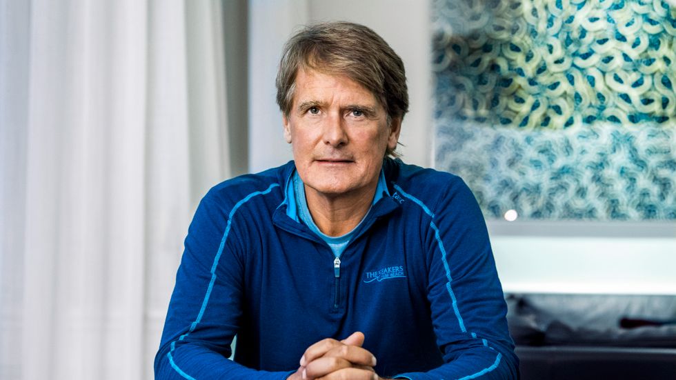 Finansmannen Christer Gardell, som nyligen firade sin 60-årsdag, jobbar ofta i tenniskläder i pandemin så att det går snabbt ut på tennisbanan när arbetsdagen är slut.