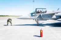 Missnöje med löner, arbetsvillkor och pensionsavtal har fått stridspiloter att lämna flygvapnet