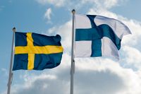 Svenskan är ett pluricentriskt språk som talas i Sverige och Finland.