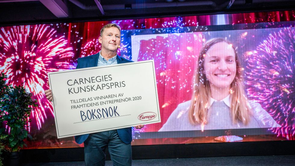 Boksnok vinner Framtidens entreprenör 2020. Här syns medgrundaren Monica Fagraeus Lundström på storbild. Björn Jansson, vd Carnegie, delar ut vinnarpriset som är ett skräddarsytt rådgivningspaket från Carnegie.