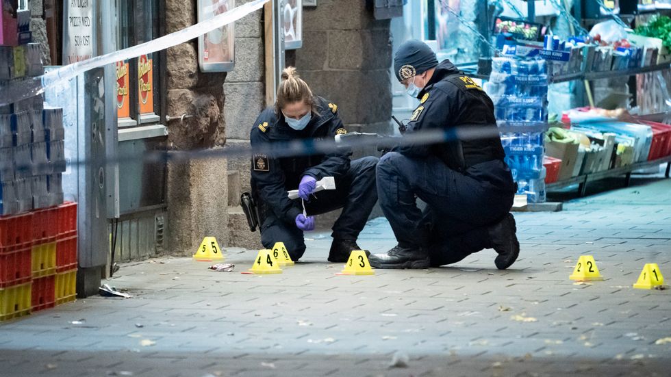 Polisens kriminaltekniker säkrar spår efter skottlossningen vid Möllevångstorget i Malmö under lördagskvällen.