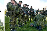 Mårten Eriksson liggande, och Johan Albäck, sittande, är blivande militärpoliser som övar med handfängsel.