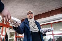 Fardosa Omar delar ut mat till behövande i Rinkeby.