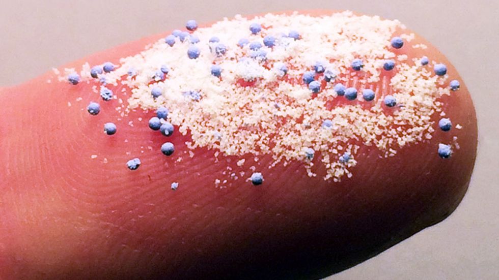 Såhär kan mikroplast från kroppsvårdsprodukter se ut, på ett mänskligt finger.