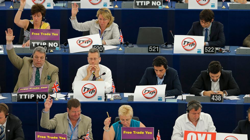 Motståndet mot TTIP riskerar att förhindra ett strategiskt kliv för att stärka samarbeten mellan demokratier på båda sidor Atlanten, skriver Sara Norrevik och Emelie Roos.