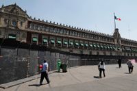 Här inne blir det striktare umgänge. Nationalpalatset i Mexikos huvudstad är presidentens residens, på denna bild försett med barrikader inför en manifestation kring våld mot kvinnor förra året.