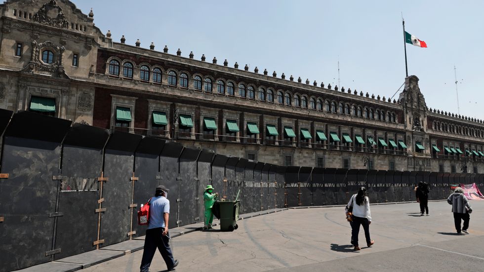 Här inne blir det striktare umgänge. Nationalpalatset i Mexikos huvudstad är presidentens residens, på denna bild försett med barrikader inför en manifestation kring våld mot kvinnor förra året.