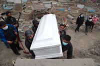 Ett offer för covid-19 begravs på en kyrkogård i utkanten av huvudstaden Lima.