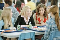 ”I huvudet på Colin Fischer” använder sig väl mycket av de stereotyper som vi lärt oss ska finnas i en amerikansk high school. Här en scen ur filmen ”Mean girls”.