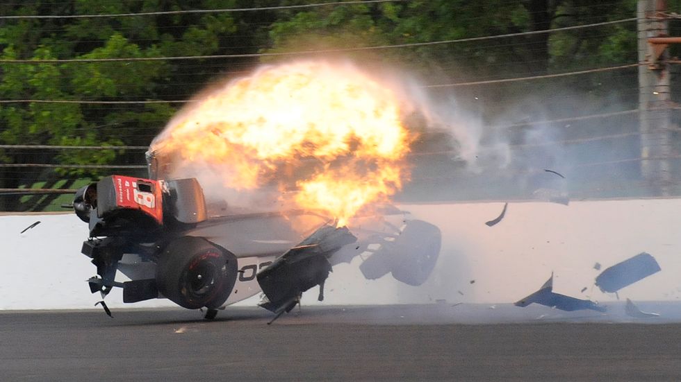 Sebastien Bourdais råkade ut för en våldsam krasch i Indy 500, fransmannen överlevde kraschen och vårdas nu på sjukhus.