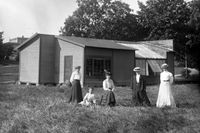 Fotoateljén vid Ronneby brunn i Blekinge drevs vid sekelskiftet 1900 av enbart kvinnor. Den enkla fotofilialen var anpassad till arbete i dagsljus utan tillgång till elektricitet.