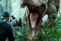 Närkontakt med indominus rex – den otämjbara kungen. Från den kommande filmen ”Jurassic World”.