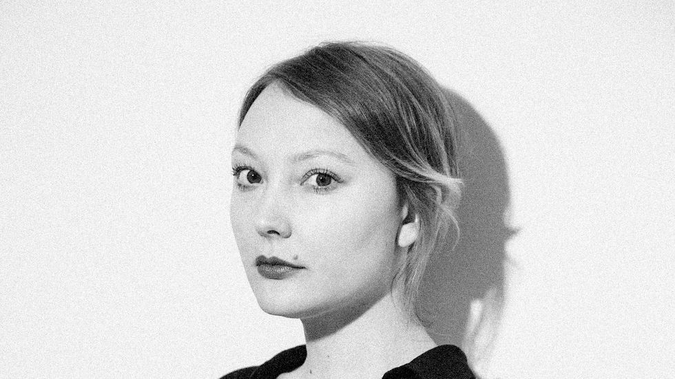 Emma Holm är född 1988 och bor i Stockholm. Hon debuterade med ”Skäl” (2017) som nominerades till Katapultpriset. ”Konsekvenser” är hennes andra bok.