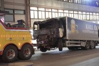 Lastbilen bärgas bort efter att den dragits ut från Åhléns på Drottninggatan i Stockholm. Arkivbild.