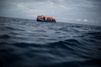 Migranter i en överfull gummibåt i Alboránsjön, en del av Medelhavet mellan Spanien och Marocko. Arkivbild.