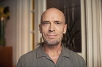 Ulf Eriksson är poet, essäist och kritiker. Hans senaste diktsamling, ”Skalornas förråd” (2018), nominerades till Augustpriset i kategorin skönlitteratur.