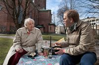 Det är besynnerligt att äta lunch på andras kvarlevor, menar Lennart Hellsing i sin nya bok. Men när SvD bjuder på picknick tackar han inte nej.