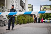 En man har hittats skottskadad i Husby i norra Stockholm.