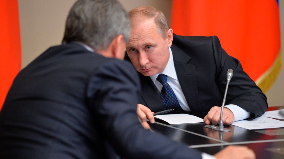 Vladimir Putin och försvarsminister Sergei Shoigu.