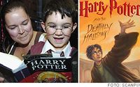 Femåriga Keegan Walsh (t.v) tittar förtjust i sista Harry Potterboken i en bokaffär i Peterborough, Kanada.