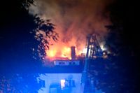 Det är oklart om de boende i huset kan återvända till sina lägenheter efter nattens kraftiga brand i Borås. Polisen misstänker att elden kan ha varit anlagd.