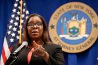 Letitia James, chef för delstaten New Yorks justitiedepartement, stämmer vapenlobbyorganisationen NRA.