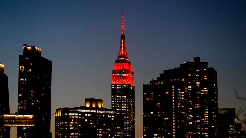 Empire State Building i New York lyste i rött den 19 januari som en del av uppmärksammandet att 400 000 människor i USA har dött till följd av covid-19. Totalt i världen har 2,1 människor dött.