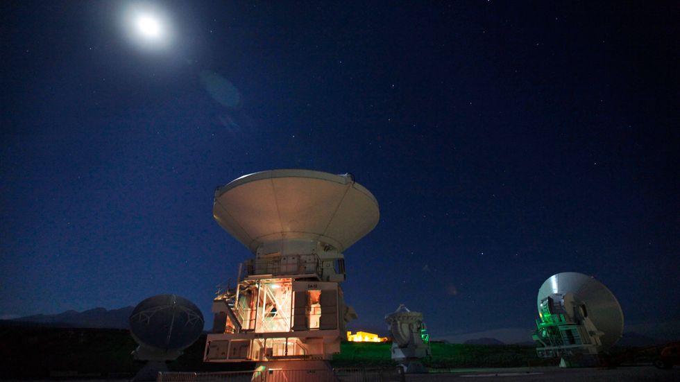 Månen lyser över Atacamaöknen i Chile, där enorma radioantenner bildar ett jätteteleskop. Arkivbild.