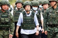 Taiwans president Tsai Ing-wen guidas runt under en militärövning i maj. 