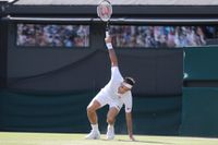Roger Federer är utslagen ur Wimbledon efter en över fyra timmar lång rysare.