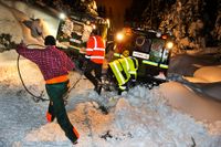 Bandvagnsförare Göran ”Kulan” Karlsson med kolleger kämpar för att klara de meterhöga snödrivorna, så de kan ta sig fram för att felsöka och reparera.