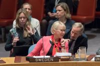 Utrikesminister Margot Wallström (S) tillsammans med FN-ambassadör Olof Skoog i FN:s säkerhetsråd i april.