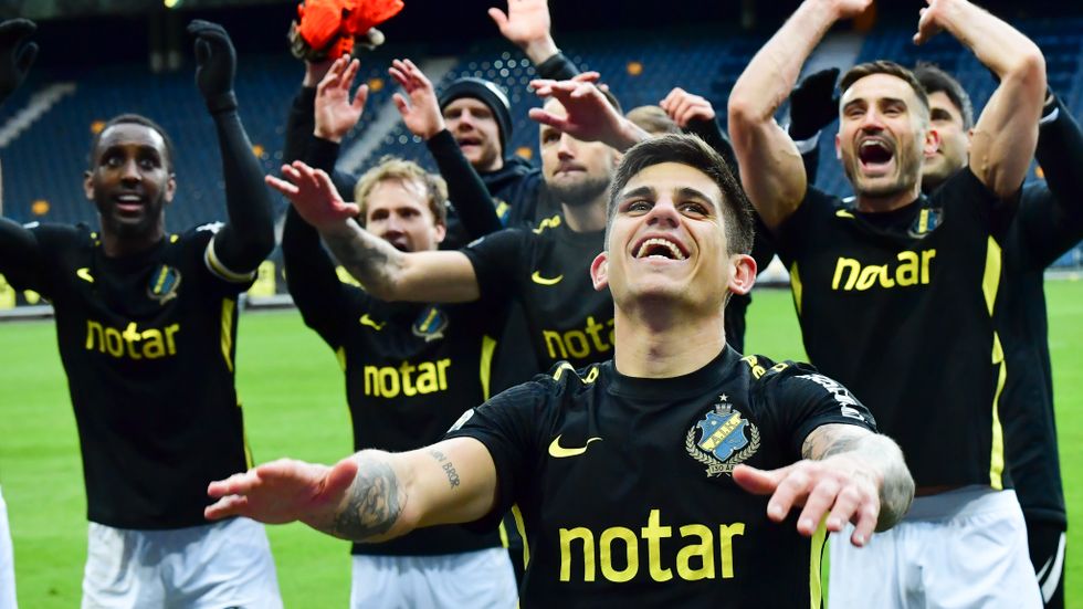 AIK:s spelare firar efter vinsten. 