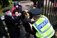 Dragkamp vid grinden till Kinas konsulat i Manchester på måndagen.