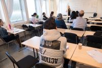 Asylsökande lär sig svenska på ett utbildningscenter i Täby. Arkivbild.