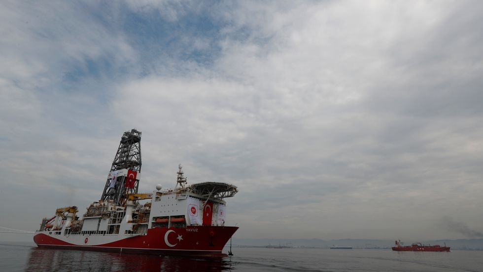 Turkiets 230 meter långa borrningsfartyg Yavuz korsar Marmarasjön på väg mot Medelhavet i slutet av juni.