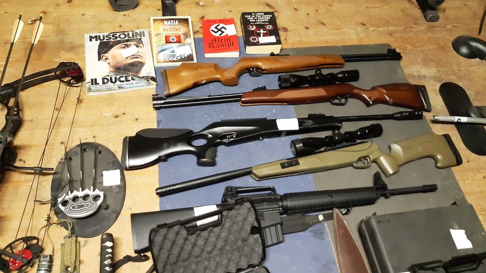 Några av de vapen och skrifter som beslagtogs under tillslagen mot 19 misstänkta nynazister i Italien i torsdags. Bilden kommer från polisen.