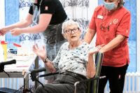 Karin Johannesson, 89 år, var först ut att vaccineras mot Covid-19 i Region Skåne på vårdcentralen i Råå i december förra året. Arkivbild.