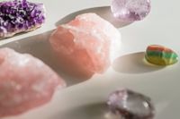 Kristallerna ska ”balansera dina chakran” och ”ge energier”.