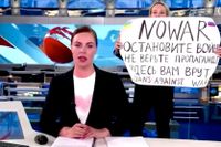 Marina Ovsiannikova håller upp sin protestskylt i ryska Kanal 1:s nyhetssändning.