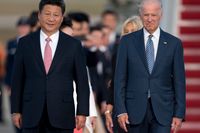 Kinas ledare Xi Jinping och USA:s president Joe Biden har haft sitt första telefonsamtal sedan Bidens tillträde. Här syns de tillsammans den 24 september 2015, då Xi besökte Washington DC och hälsades av dåvarande vicepresident Biden.