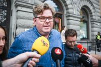 Moderaternas partisekreterare Gunnar Strömmer pratar med journalister utanför Moderaternas riksdagskansli på måndagen efter riksdagsvalet. 