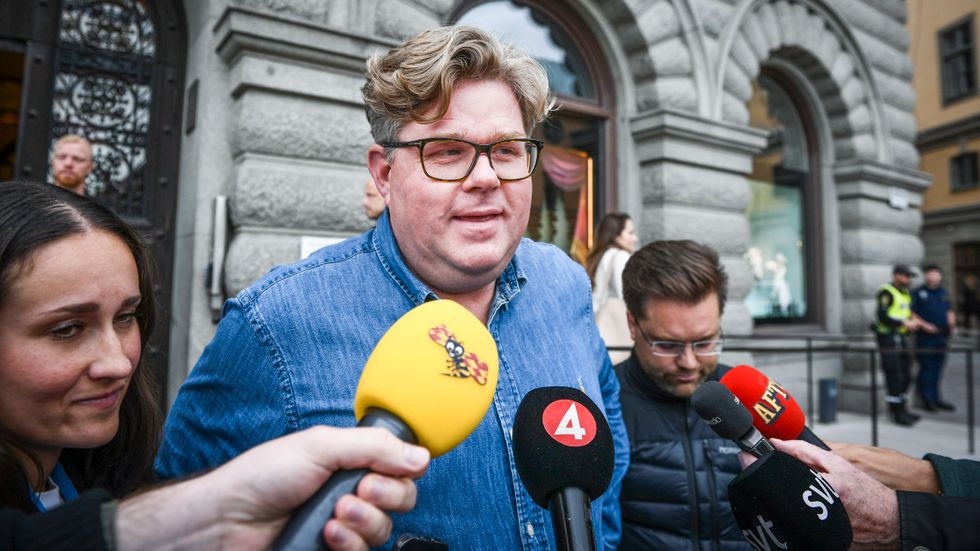Moderaternas partisekreterare Gunnar Strömmer pratar med journalister utanför Moderaternas riksdagskansli på måndagen efter riksdagsvalet. 
