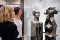 Vasamueets museichef Lisa Månsson går omkring i det som ska bli en utställning om kvinnorna på Vasa och under 1600-talet.