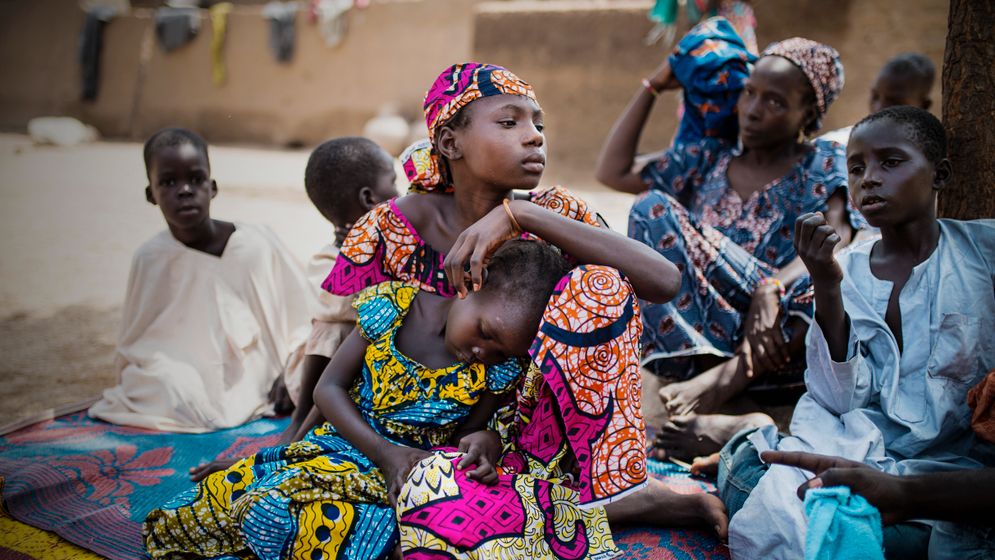 Fadimatou håller sin lillasyster Maimouna i famnen. När de flydde från Boko Haram tog Fadimatou Maimouna på sin rygg och sprang för livet. 