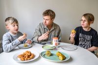 Juniorreportrarna Rolf, 11,  och Neo, 10, på besök hemma hos Mästerkock-vinnaren Adam Thulin.